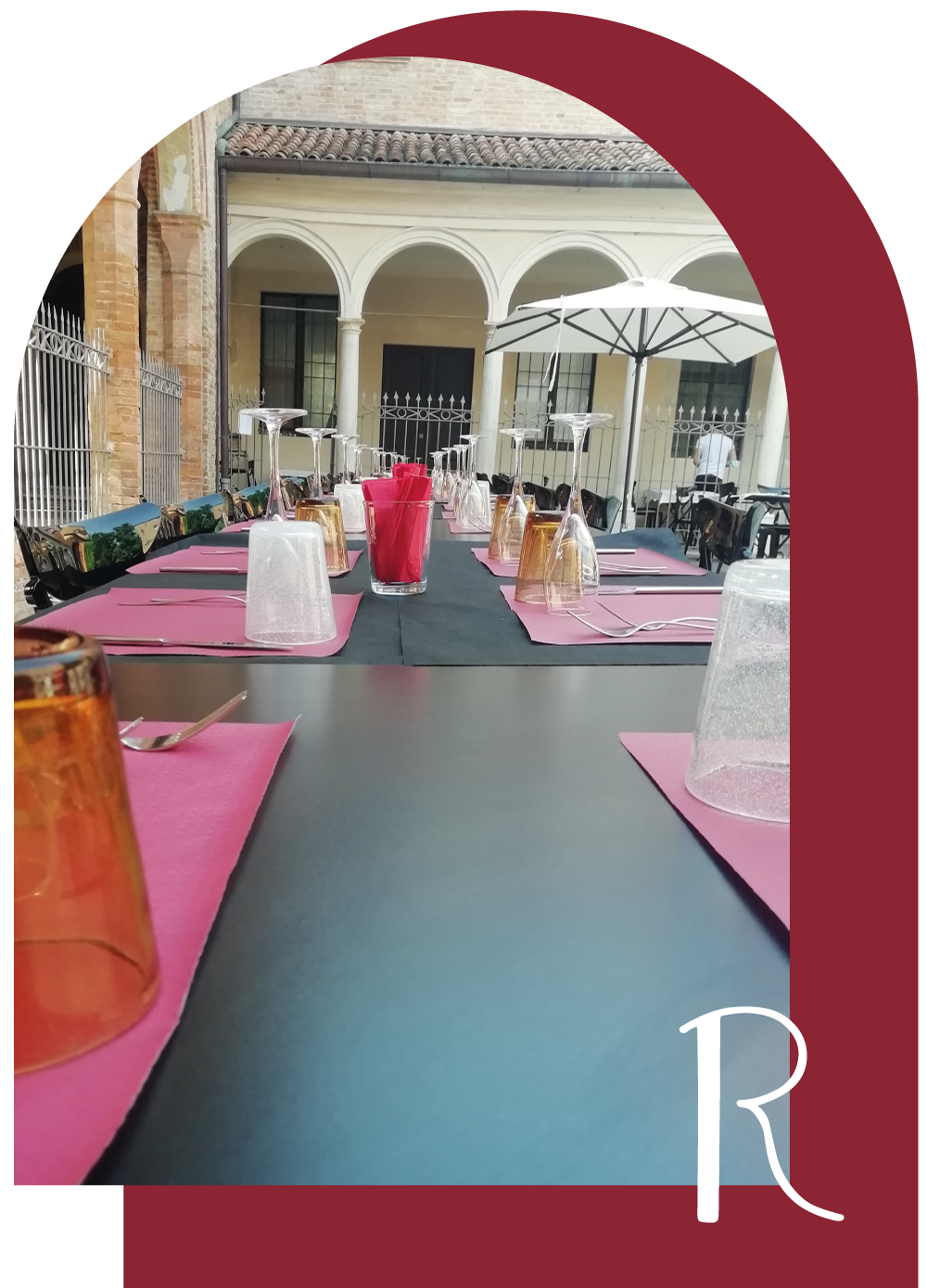 Esterno del Ristorante Raccano nel chiostro di Sant’Anna a Ferrara