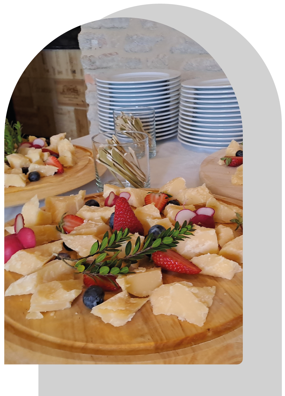 Antipasti tipici ferraresi serviti su tavola rustica