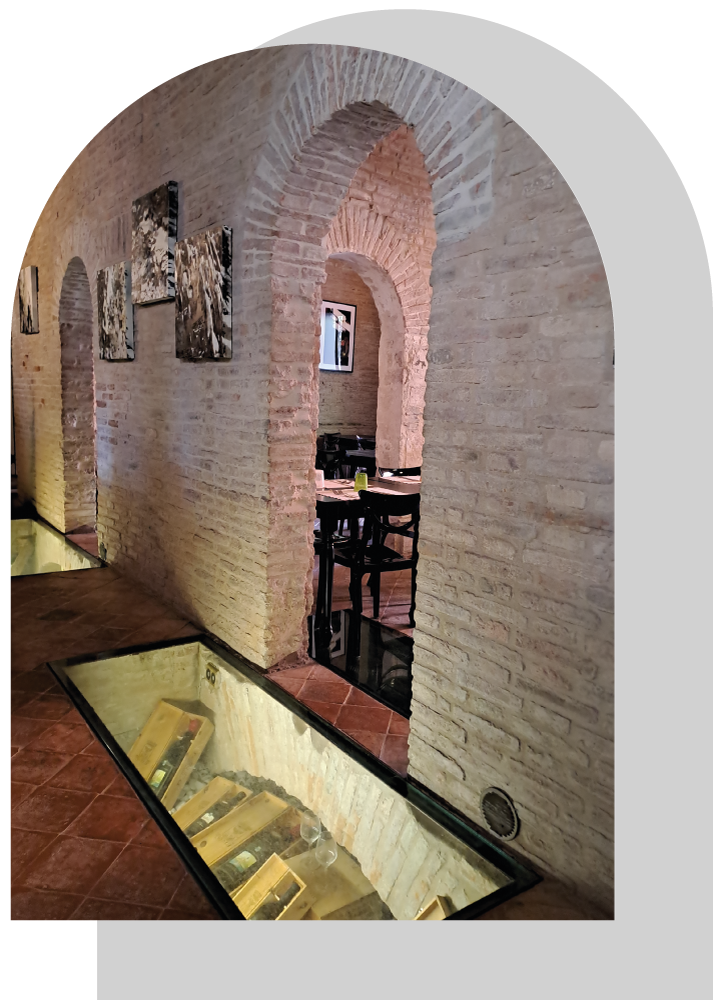 Selezione di bottiglie di vino locale nella cantina del Raccano