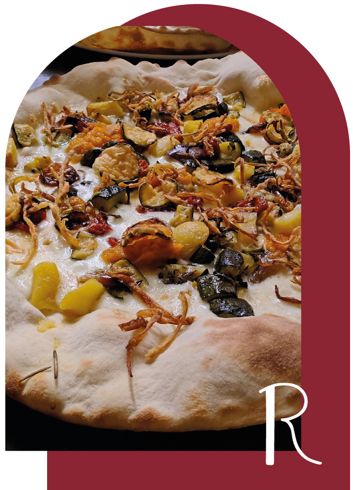 Pizza gourmet con ingredienti stagionali tipici emiliani